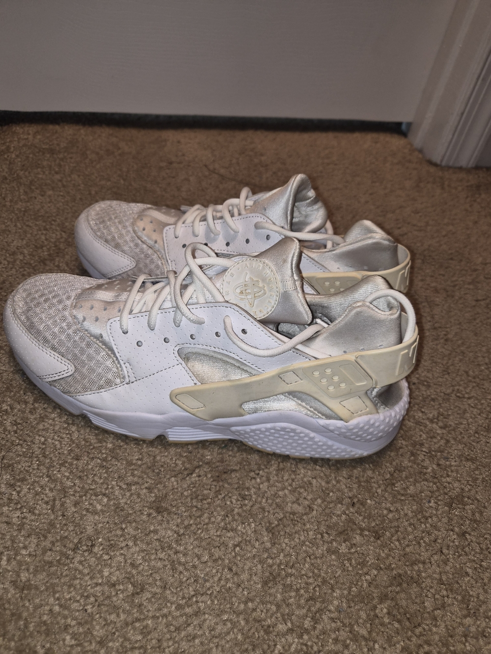Nike Men’s White and Cream Huarache Sneakers